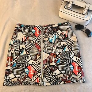 Abstract front-zip skirt with front pockets